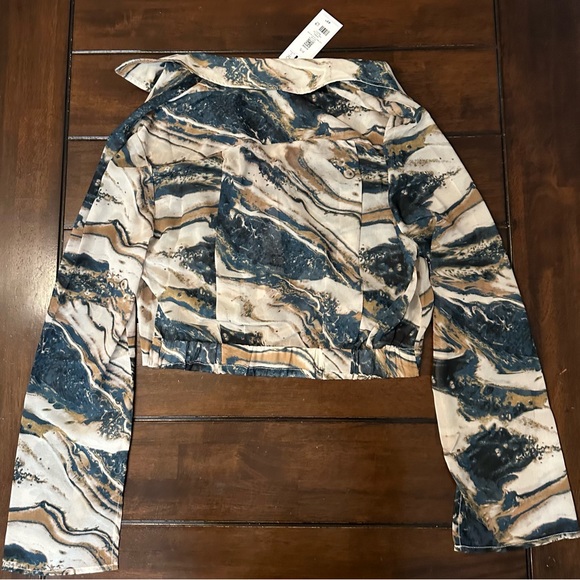 *Closet clear out* Dynamite crop top - Picture 5 of 7